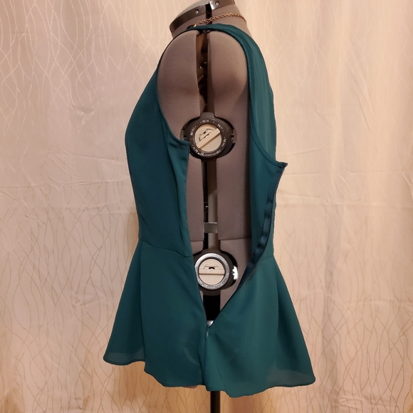 Le Chateau Sleeveless Peplum Blouse - Picture 6 of 7